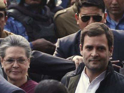 Sonia y Rahul Gandhi hicieron a pie los &uacute;ltimos metros del camino al tribunal en Nueva Delhi. 