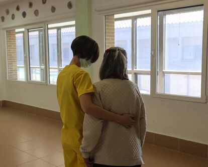 Una cuidadora con una residente, en una foto del pasado enero en una residencia en Toledo.