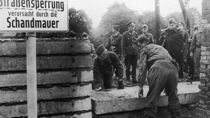 Soldados de la Alemania del Este construyen el Muro de Berlín, en 1961.
