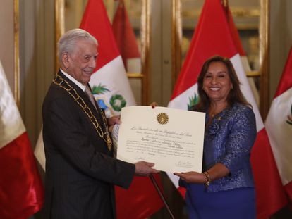 Mario Vargas Llosa recibe la condecoración del Gran Collar de la Orden del Sol de manos de la presidenta de Perú, Dina Boluarte.