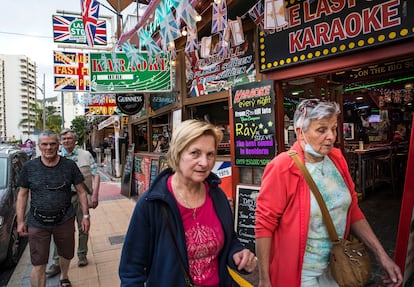 Una de las calles de Benidorm con numerosos locales cuyos principales clientes son los británicos.