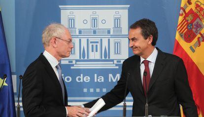 José Luis Rodríguez Zapatero saluda a Herman Van Rompuy tras la comparecencia de prensa. 