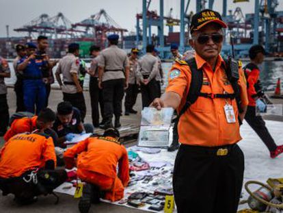 Los equipos de rescate utilizan radiobalizas submarinas para localizar el cuerpo del aparato y la caja negra