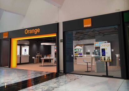 Tienda de Orange de Castellón que participa en la campaña de los 'pokémons'.