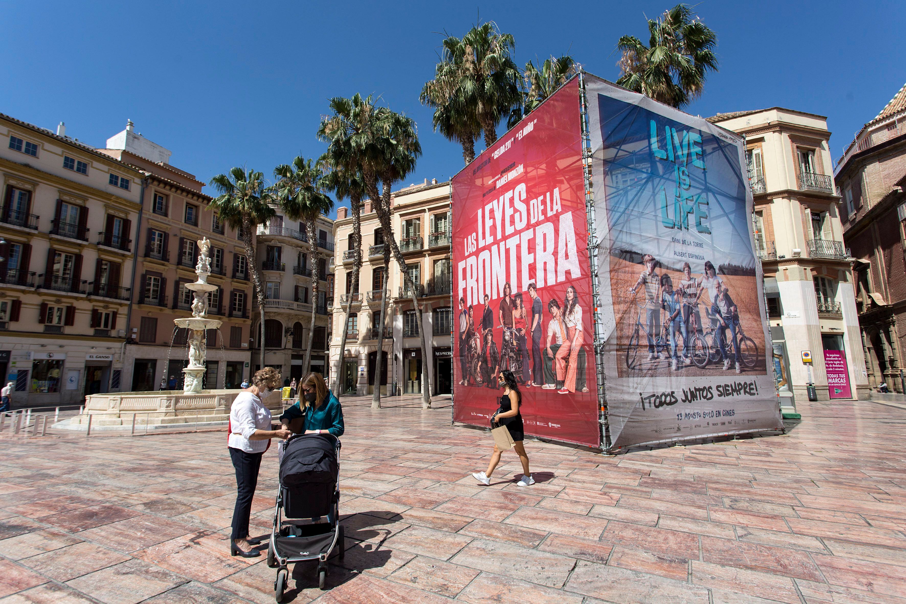 Lonas publicitarias de películas en la plaza de la Constitución, en Málaga.