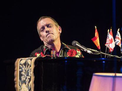 Hugh Laurie, durante su actuaci&oacute;n con la Copper Bottom Band en Barcelona. 