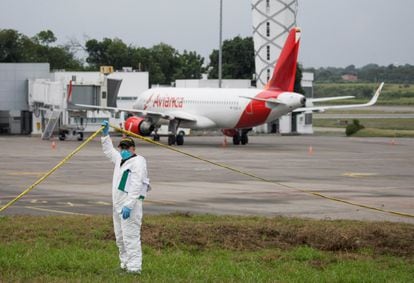 A forensic police officer at the Cúcuta airport, this Tuesday.