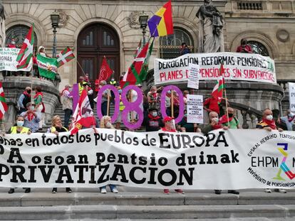 Pensionistas se manifiestan ante la puerta del Ayuntamiento de Bilbao.