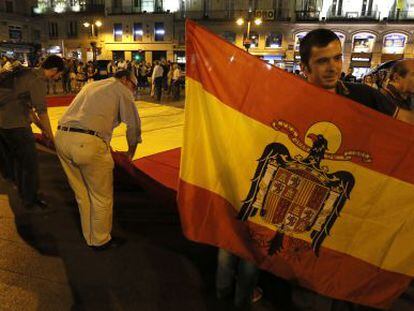 Un home amb una bandera anticonstitucional a la manifestació d'aquest diumenge a Madrid per la unitat d'Espanya.