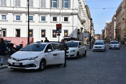 Una cola de taxis en Roma, en marzo de 2020.