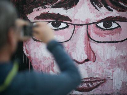 Mural con la cara del expresidente catalan Carles Puigdemont en el parque de les Tres Xemeneies de barcelona.