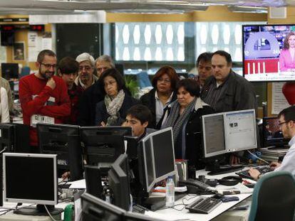 Un grupo de suscriptores durante la visita a la redacción de EL PAÍS.