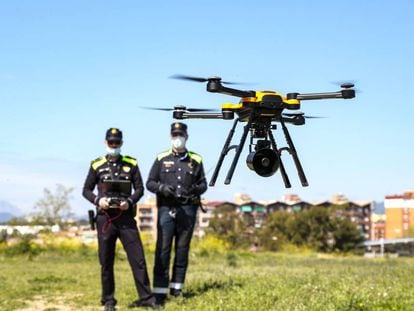 Dos policías locales de Sabadell, se entrenan para pilotar drones con los que vigilar el confinamiento, el pasado mes de abril. 