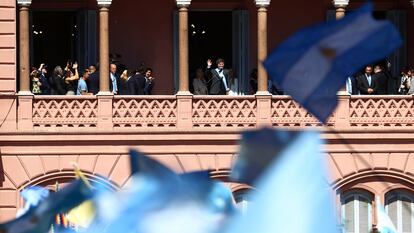 Javier Milei saluda desde el balcón de la Casa Rosada, este domingo.