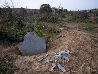 Restos de lascas del yacimiento del dolmen de Montelirio que están a la vista debido a la falta de cuidado y protección del enclave.