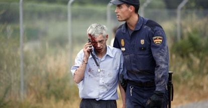 El maquinista, momentos despu&eacute;s del accidente, conducido por un polic&iacute;a.