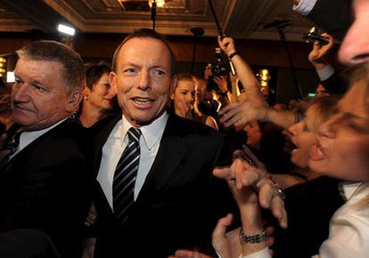 El líder de la oposición, Tony Abbott es vitoreado por sus votantes