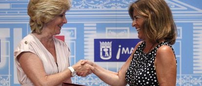 Esperanza Aguirre y Ana Botella, durante la firma del protocolo para eliminar duplicidades el pasado junio..