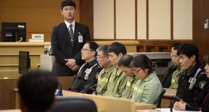 Parte de la tripulaci&oacute;n del Sewol, durante la sentencia que les condena a prisi&oacute;n. 