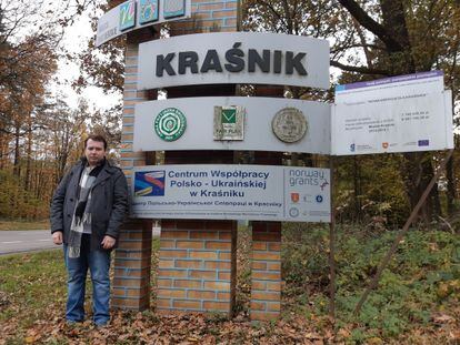 Cezary Nieradko, del colectivo LGTB, frente a un cartel del municipio de Krasnik, una de las ciudades polacas autodenominadas "libres de ideología LGTB" el pasado 31 de octubre.