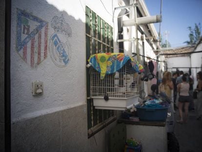 Varios vecinos del número 10 de la calle de Peironcely se reúnen en un patio del edificio el jueves de la semana pasada.