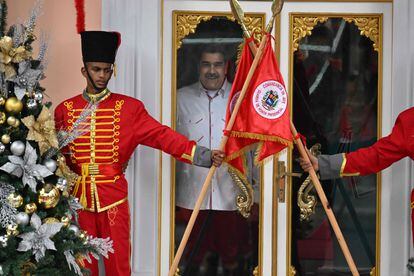 Maduro, mira por la ventana del Palacio Presidencial de Miraflores en Caracas, mientras espera la llegada de su homólogo colombiano, Gustavo Petro.