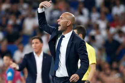 Zidane da indicaciones durante el partido.
