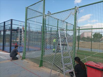 Colocación de una red para evitar las colisiones con aves en las pistas de pádel de la Universidad Pablo de Olavide, en Sevilla.