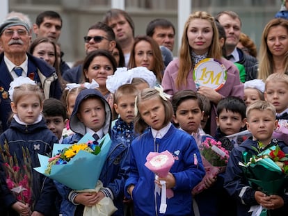 Un grupo de estudiantes y sus familiares asisten a la ceremonia que marca el inicio del año escolar, este jueves en Najabino, en la periferia de Moscú.