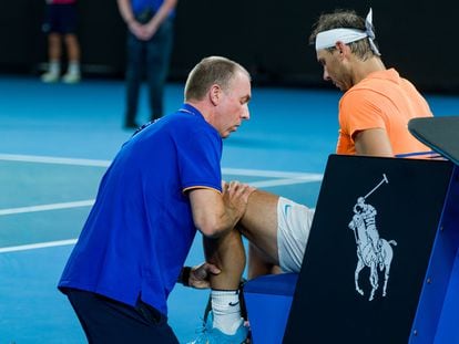 Rafa Nadal recibía asistencia médica durante el Open de Australia, el 18 de enero en Melbourne.