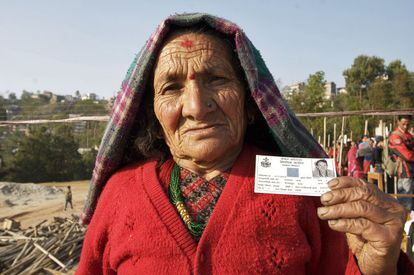 Las mujeres están accediendo lentamente al poder político, pero por lo general gracias a cuotas y otras medidas especiales. En algunas zonas del mundo, las mujeres todavía no tienen siquiera derecho a votar. En la imagen, una octogenaria de Ratna Maya Thapa (Nepal) muestra su tarjeta de registro de votantes después de caminar durante una hora y media para emitir su voto en las elecciones a la Asamblea Constituyente de Nepal en 2008.