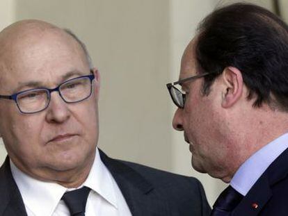 El ministro de Finanzas de Francia, Michel Sapin, conversa con el presidente de Francia, Francois Hollande.