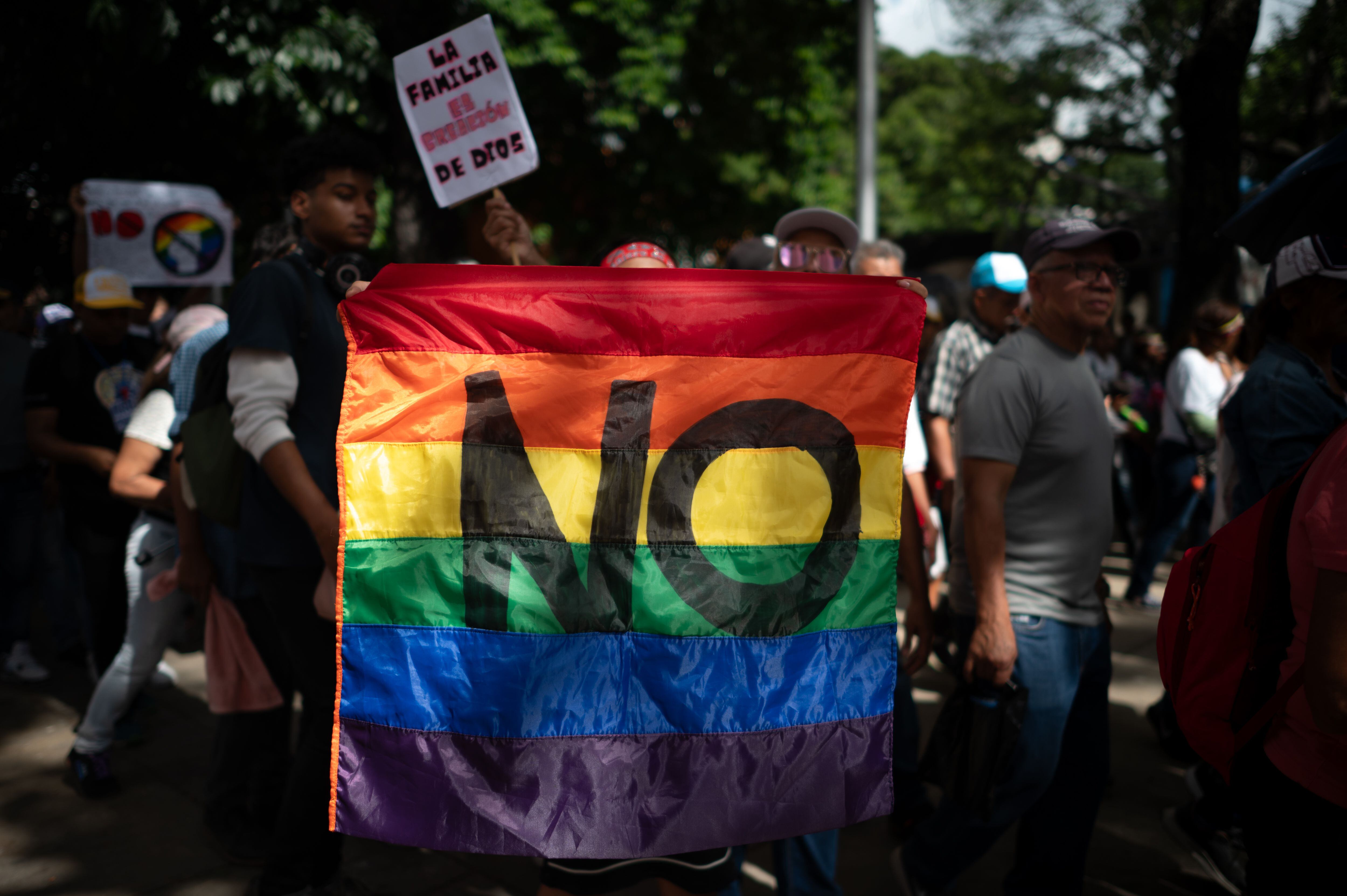 Una pancarta contra la comunidad LGBT  durante la concentración, en Caracas, Venezuela. 