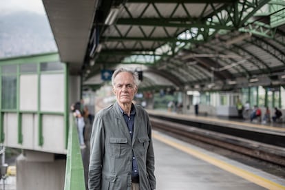 Fernando Vallejo en el metro de Medellín, Colombia.