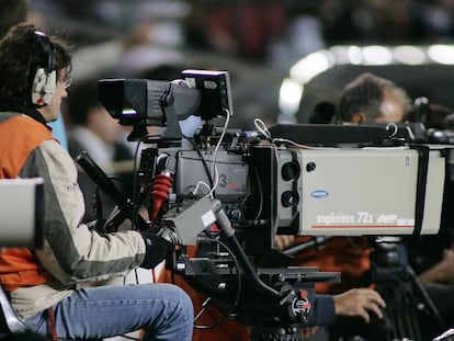 Cámaras de televisión durante un partido del campeonato nacional de liga en el Nou Camp de Barcelona.