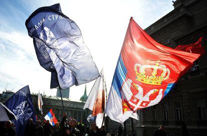 Ultranacionalistas serbios protestan en Belgrado por la reunión bilateral.