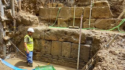 Un obrero, ante la parte exterior de la muralla romana hallada en Sevilla.