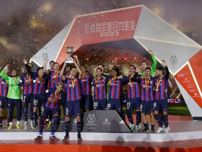 Los jugadores del Barcelona celebran con el trofeo la victoria tras la final de la Supercopa de España 2023, jugada en el estadio internacional Rey Fahd de Riad, Arabia Saudí.