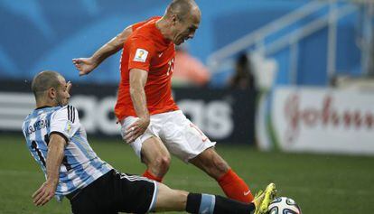 Robben pugna por un bal&oacute;n ante Mascherano en un partido del Mundial.