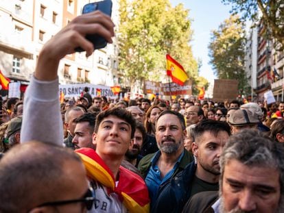 El líder de Vox, Santiago Abascal durante la manifestación contra la amnistía frente a la sede del PSOE.