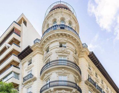 Fachada neoclásica del hotel Casa Alberola, frente a la Marina de Alicante.