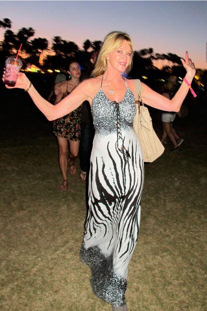 Melanie Griffith con un vestido hippie y un vaso de Starbucks disfrutando del festival.