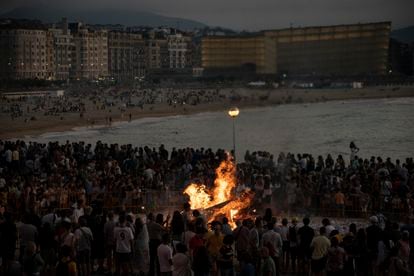 Una hoguera en la playa de La Zurriola, San Sebastián, con motivo de la Noche de San Juan. 