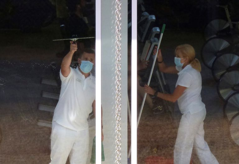 En la imagen, trabajadores de limpieza en el gimnasio adjunto al hotel Finisterre donde los jugadores de Fuenlabrada permanecen confinados.