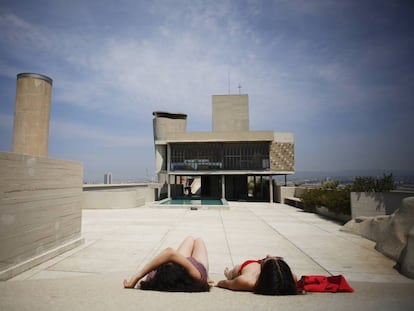 Tomando el sol en la azotea de la Unité d’Habitation de Le Corbusier, en Marsella.