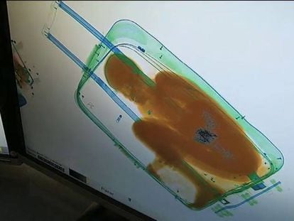 Imagen de Abou cuando pasó dentro de la maleta por el escáner de la frontera del Tarajal en Ceuta.
