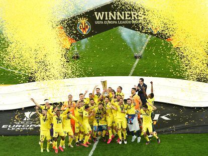 Los jugadores del Villarreal, con el trofeo.