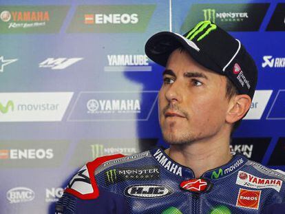 Jorge Lorenzo, en el garaje de su equipo durante los entrenamientos de pretemporada en Sepang.