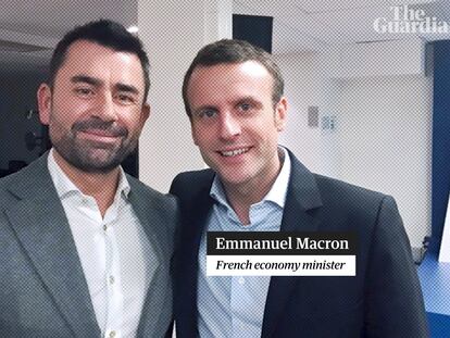Mark MacGann, jefe del 'lobby' europeo de Uber que ha filtrado los archivos, con Emmanuel Macron en una fotografía recogida por 'The Guardian'