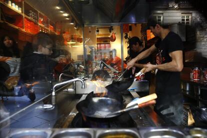 Cocineros en un restaurante de Madrid, en enero.